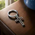 Detailansicht des silbernen Metall-Hohlkreuz-Schlüsselanhängers, elegantes Taschenaccessoire. - Hohlkreuz (5185) / Silber