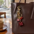 Λεπτομερής λήψη του μπρελόκ με ζάρια και κεράσια Y2K κρεμασμένο σε δερμάτινη τσάντα - Στυλ Κεράσι και Ζάρια (L268)