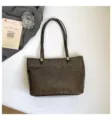 Vista dettagliata della borsa shopper marrone scuro da lavoro, con manici multipli e dettagli. - senza ciondolo / Caffè