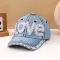Cappellino da baseball in denim azzurro con lettere LOVE in strass e visiera scintillante. - Stile Lettera LOVE / Azzurro