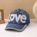 Berretto da baseball in denim con lettere LOVE in strass di perle e borchie, dettaglio casual. - Stile Lettera LOVE / Blu jeans