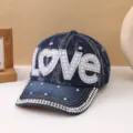 Berretto da baseball in denim da donna con lettere LOVE in strass di perle e visiera - Stile Lettera LOVE / Blu scuro