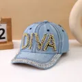 Cappello da baseball in denim azzurro con lettere strass DIVA e visiera scintillante. - Stile Lettera DIVA / Azzurro