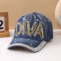 Cappellino da baseball in denim con strass da donna, dettagli di lettere brillanti sulla visiera. - Stile Lettera DIVA / Blu jeans