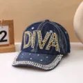 Cappellino in denim con lettere DIVA in strass scintillanti e borchie metalliche sulla visiera. - Stile Lettera DIVA / Blu scuro