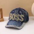 Primo piano del berretto da baseball in denim con strass e lettere BOSS sul davanti. - Stile Lettera BOSS / Blu scuro
