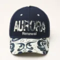 Gedetailleerd overzicht van de donkerblauwe baseballcap met AURORA borduurwerk en randje. - Marineblauw en Wit