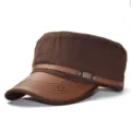 Vue détaillée de casquette plate en coton marron avec visière en cuir et broderie d'étoile. - M (56-58cm) / Café