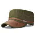 Gros plan détaillé de la casquette militaire plate avec visière en cuir et étoile brodée. - M (56-58cm) / Vert