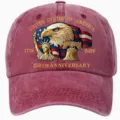 Detail van de geborduurde Amerikaanse adelaar honkbalpet met het 250-jarig jubileumdesign. - Eén maat / Bordeauxrood