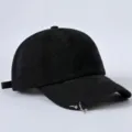 Verwitterte schwarze Baseballkappe mit Metallringen, modischer Streetwear Stil. - Einheitsgröße / Schwarz