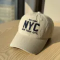 Detailopname van de beige katoenen honkbalpet met klassiek geborduurde NYC-belettering. - Volwassen 54-60 Verstelbaar / Licht kaki