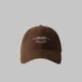 Hoogwaardige katoenen bruine honkbalpet met witte borduursel, zachte casual dad hat voor dagelijks. - M (56-58cm) / koffiekleur
