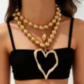 Elegante collana a strati di perle grosse dorate esagerate con ciondolo a cuore irregolare. - Oro
