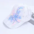 Detailopname van witte kanten honkbalpet met blauw roze bloemborduurwerk en parelaccenten. - Eén maat / Afbeelding 1