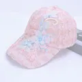 Detail van de roze kanten honkbalpet met prachtig bloemenborduurwerk en parels. - Eén maat / Afbeelding 4