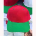 Color-blocking baseball cap for adults, trendy snapback hip-hop hat in red and green design. - Head Circumference 55-59cm / 6-Panel Red & Green
