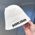 Witte gebreide bucket hat voor dames, casual zomerzonbeschermingshoed met stijlvolle letters. - M (56-58cm) / Wit