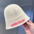 Beige gebreide bucket hat voor dames, lente zomer dunne gebreide vissershoed met roze letters. - M (56-58cm) / Beige