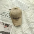 Klassische khakifarbene Washed Baseballkappe mit Destroyed-Krempe und cooler Stickerei. - Verstellbar / Khaki