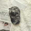 Camouflage honkbalpet met uniek borduurwerk, verouderde vintage streetwear stijl. - Verstelbaar / Camo Grijs