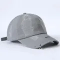 Detailansicht der grauen Destroyed Baseballkappe mit Metallringen und Bestickung. - Einheitsgröße / Grau