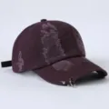 Dunkelviolette Destroyed Baseballkappe Detail mit Metallringen am Schirm und Waschung. - Einheitsgröße / Dunkellila