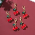 Ciondoli ciliegia in metallo dorato con perle rosse e foglie di cristallo, chiusura a moschettone. - Ciliegia / Rosso