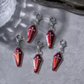 Ciondoli in metallo a forma di bara rossa gotica con croce argentata, chiusura a moschettone. - Ciondolo Croce Bara / Rosso