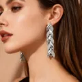 Stupendi orecchini lunghi pendenti color argento con strass a forma di foglia per donna. - K bianco