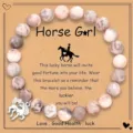 Bracciale di perle in diaspro zebrato rosa naturale con ciondolo cavallo e carta regalo. - Stile 2 (4548-2)
