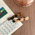 Close-up detail of retro geometric acetate hair clips, elegant wavy tortoise shell design for women. - Dark Tortoise Shell And Light Leopard