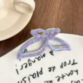Detalle de la pinza para el pelo de mariposa de acetato, degradado morado elegante. - Púrpura
