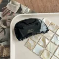Retro schwarze Acetat Haarklammer mit Goldbeschriftung, elegante geometrische Haifischklemme. - Schwarz