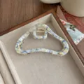 Dettaglio del fermaglio per capelli in acetato irregolare, con trama e molla metallica. - Blu Pittura a Olio