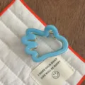 Jolie pince à cheveux bleue pour enfants et femmes, mini accessoire élégant pour tous les jours. - Bleu clair