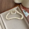 Detalle de pinza de pelo de nube irregular de acetato, resorte de metal y elegante logotipo. - Blanco Sirena