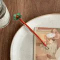 Detalle de horquilla con flor verde, diseño de contraste y metal elegante para un estilo chic. - Flor Turquesa Pequeña