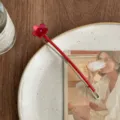 Detalle de horquilla con flor roja delicada, pinza para el cabello elegante para uso diario. - Flor Rojo Rosa