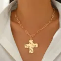 Collana catena color oro con ciondolo croce testurizzata, stile minimal e trendy. - Collana LISCIA Oro