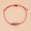 Bracciale in corda rossa fatto a mano con tre perline scintillanti e nodo scorrevole regolabile. - Vetro Viola