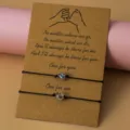 Coppia di bracciali intrecciati abbinati con perline luminose su dolce biglietto. - Viola