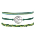 Primo piano del dettaglio del braccialetto intrecciato a mano con ciondolo albero della vita. - Serie Verde Blu