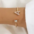 Bracciale rigido aperto con lettera A in strass dorati da donna gioiello minimalista - Lettera A Oro