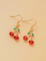 Orecchini pendenti con ciliegie rosse placcate in oro e dettagli di foglie verdi, gioielli. - Ciliegia