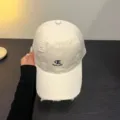 Gorra de béisbol beige desgastada para mujer con bordado de letras y estilo casual urbano. - Blanco Roto