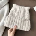 Schattige pluche kattenoor gebreide muts voor dames, warme winter beanie in zachte beige kleur. - Eén maat / Beige