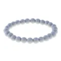 Dettaglio ravvicinato del braccialetto elastico con perline rotonde grigie per uso quotidiano. - Grigio