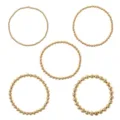 Set di 5 bracciali elastici con perline dorate minimaliste, gioielli impilabili in metallo classico. - Confezione da 5 / Oro