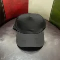 Effen zwarte 5-panel katoenen honkbalpet, klassiek casual sportmuts detail weergave. - Zwart